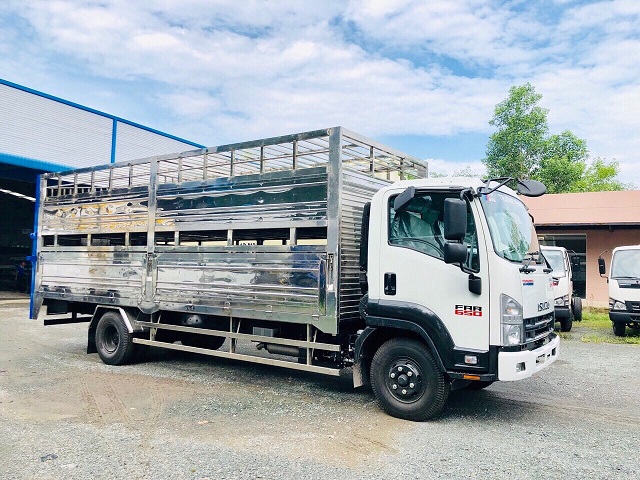 xe isuzu 6t5 chở gia súc